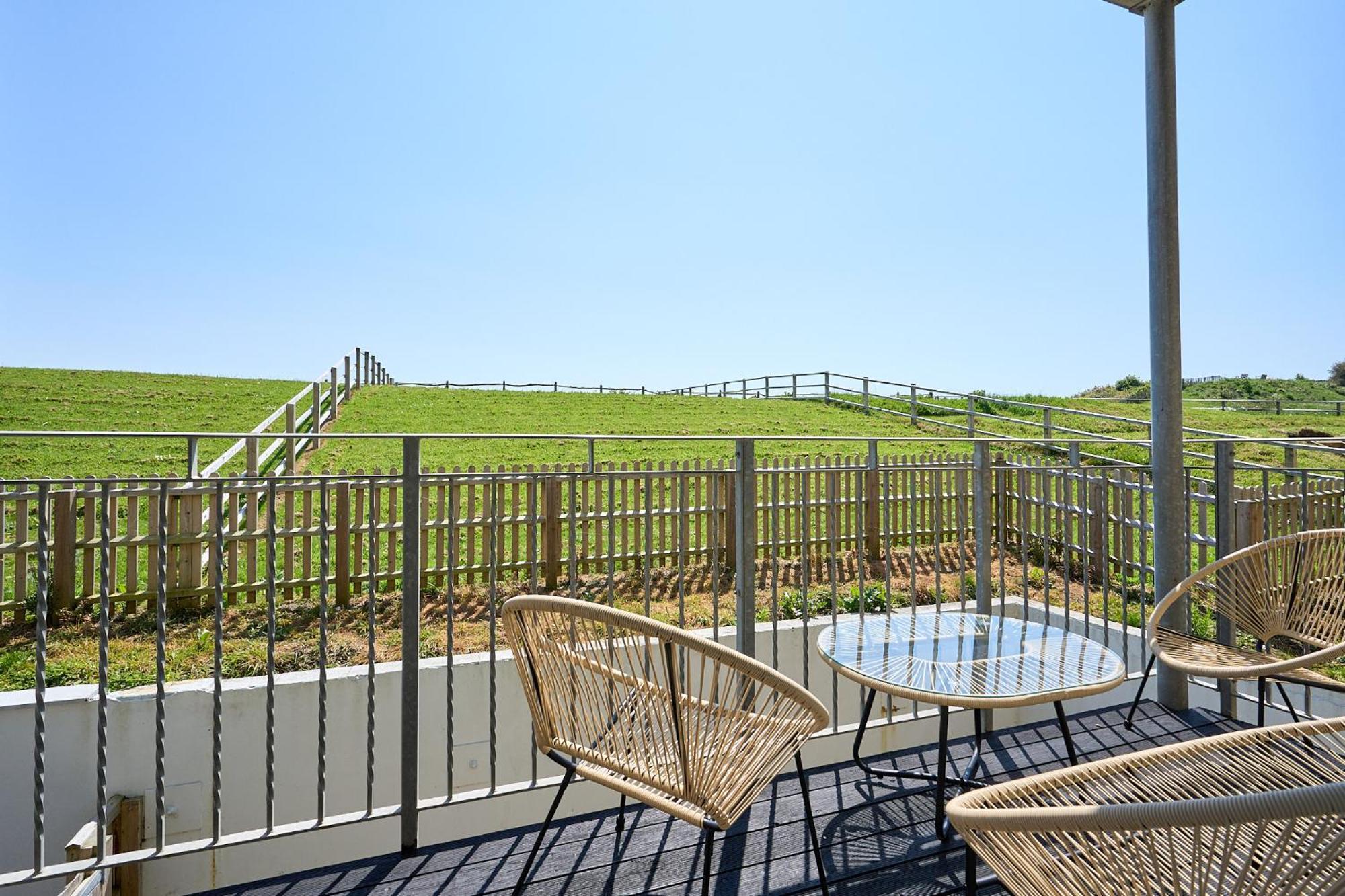 Spacious 1 Bed Apt - Stunning Views & Private Parking - 5 Mins To Beach - Dog Friendly - Close To Ventnor, Shanklin & Sandown - Ideal For Friends, Families & Business Travellers - Sleeps Up To 4 Guests - Managed By "Greenstay Serviced Accommodation" Bonchurch Экстерьер фото