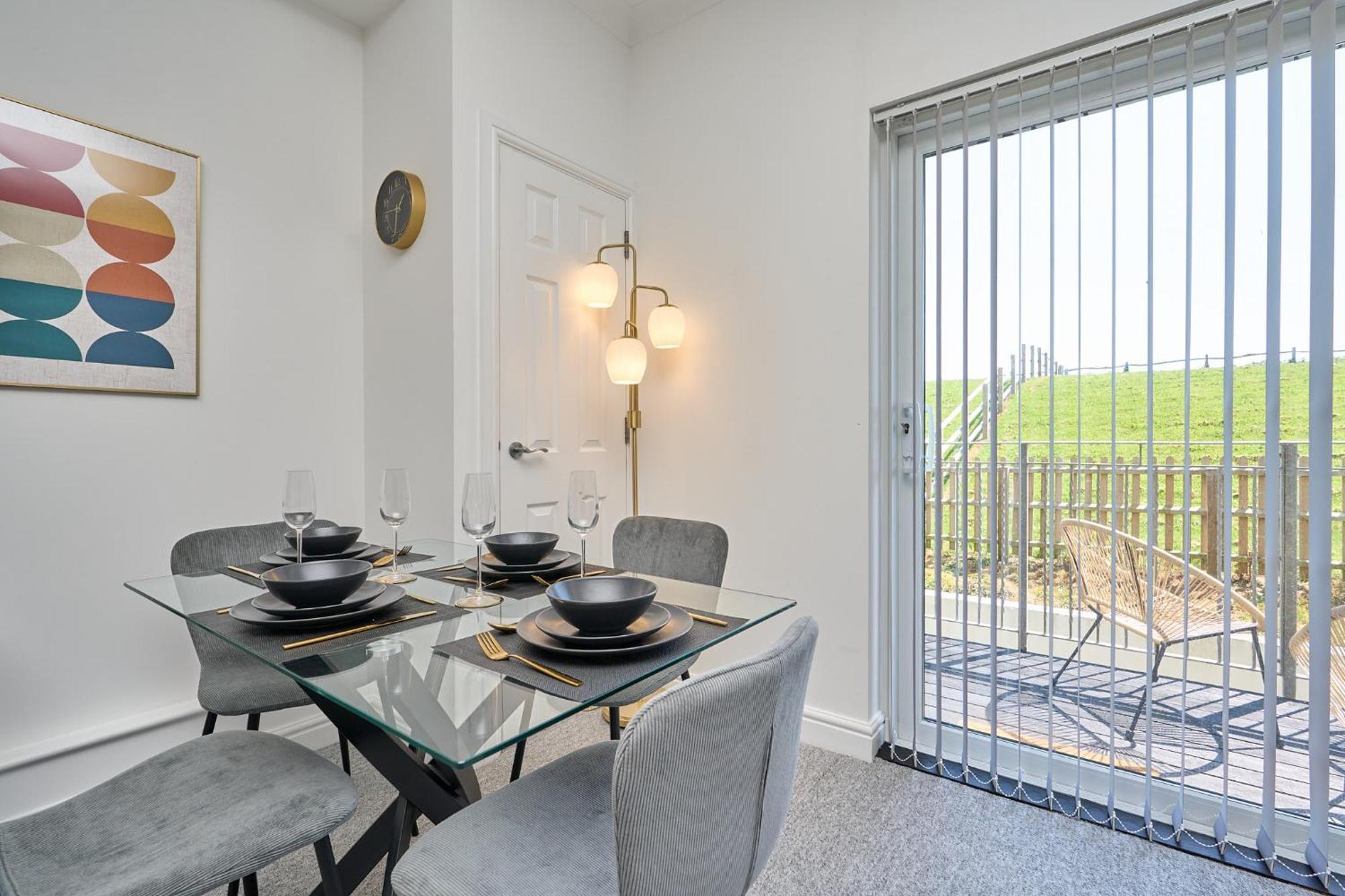 Spacious 1 Bed Apt - Stunning Views & Private Parking - 5 Mins To Beach - Dog Friendly - Close To Ventnor, Shanklin & Sandown - Ideal For Friends, Families & Business Travellers - Sleeps Up To 4 Guests - Managed By "Greenstay Serviced Accommodation" Bonchurch Экстерьер фото