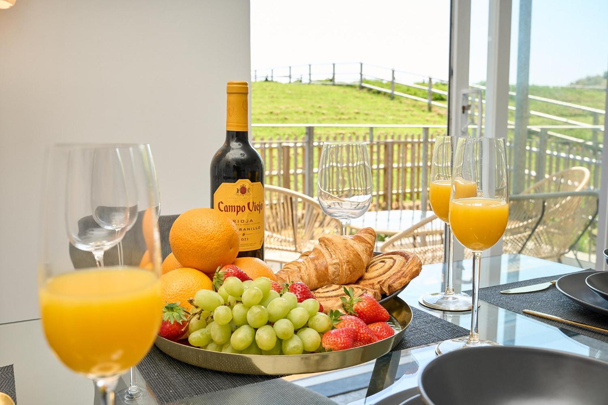 Spacious 1 Bed Apt - Stunning Views & Private Parking - 5 Mins To Beach - Dog Friendly - Close To Ventnor, Shanklin & Sandown - Ideal For Friends, Families & Business Travellers - Sleeps Up To 4 Guests - Managed By "Greenstay Serviced Accommodation" Bonchurch Экстерьер фото