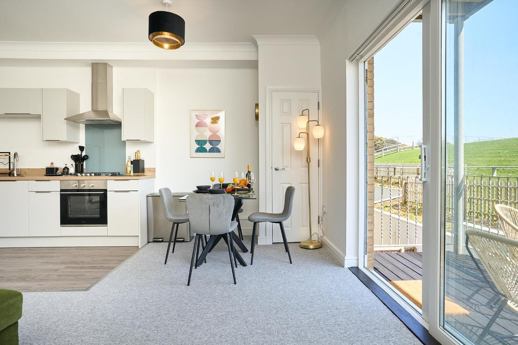 Spacious 1 Bed Apt - Stunning Views & Private Parking - 5 Mins To Beach - Dog Friendly - Close To Ventnor, Shanklin & Sandown - Ideal For Friends, Families & Business Travellers - Sleeps Up To 4 Guests - Managed By "Greenstay Serviced Accommodation" Bonchurch Экстерьер фото