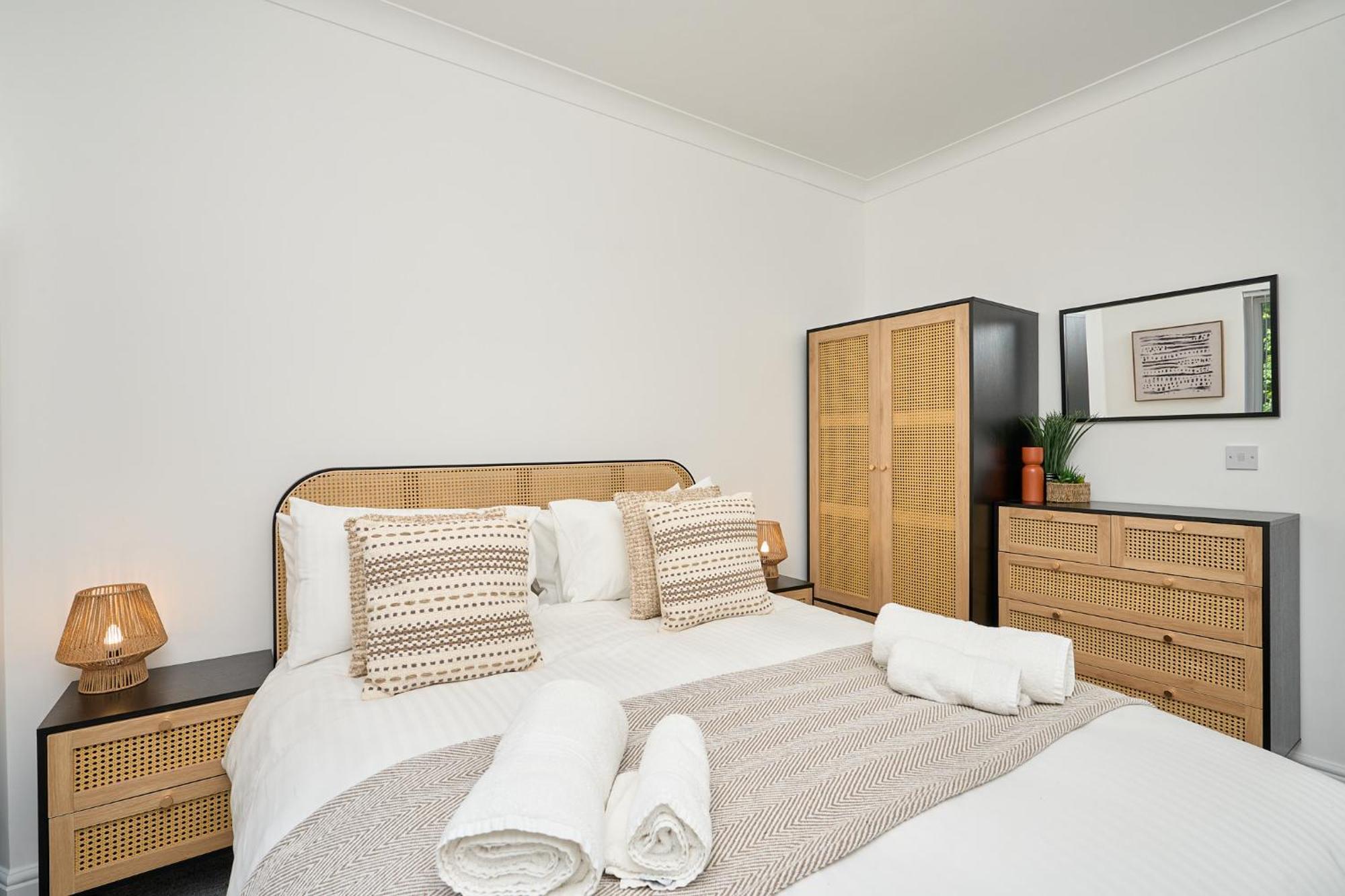 Spacious 1 Bed Apt - Stunning Views & Private Parking - 5 Mins To Beach - Dog Friendly - Close To Ventnor, Shanklin & Sandown - Ideal For Friends, Families & Business Travellers - Sleeps Up To 4 Guests - Managed By "Greenstay Serviced Accommodation" Bonchurch Экстерьер фото